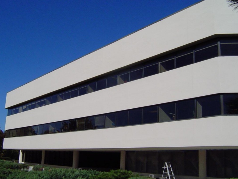 Stucco building façade renovation with RD-Elastoflex crack-bridging system